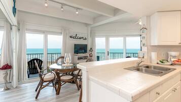 Réfrigérateur, micro-ondes, plaque de cuisson, lave-vaisselle