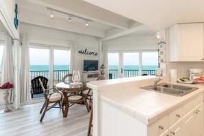 Réfrigérateur, micro-ondes, plaque de cuisson, lave-vaisselle