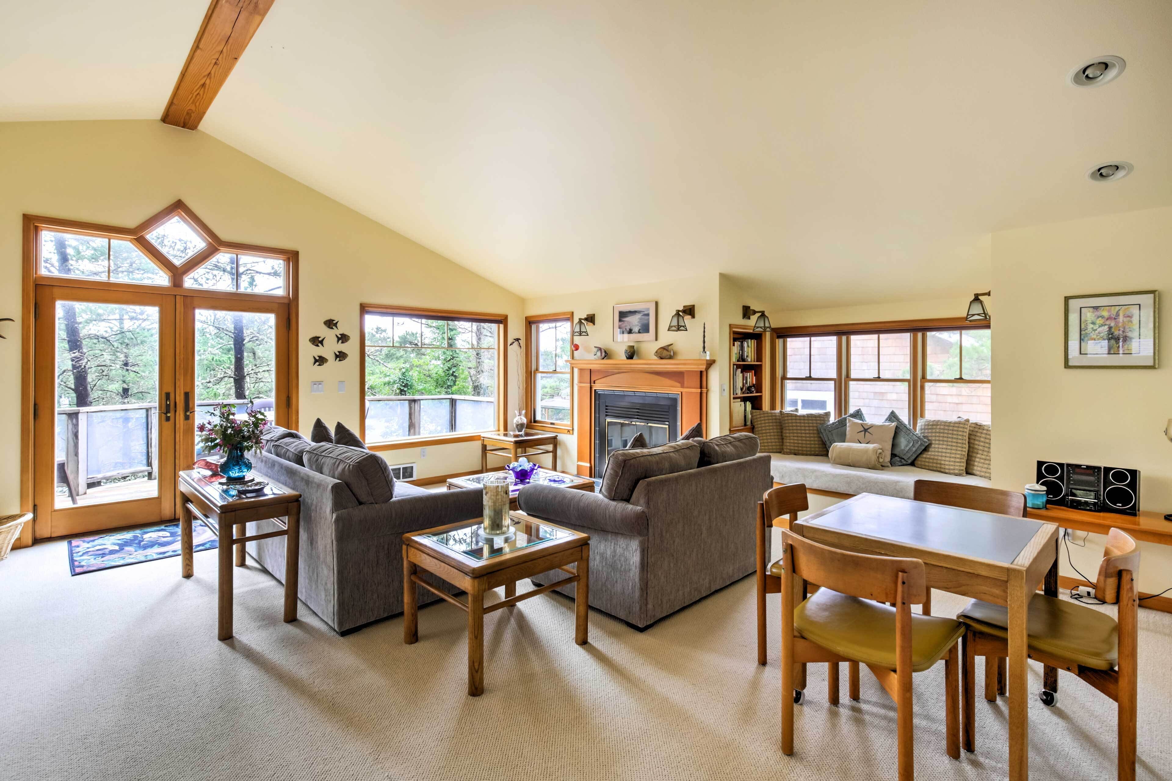 Large Manzanita House w/ 3 Balconies & Ocean Views