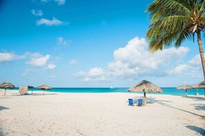On the beach - Beachfront - Deluxe View 2BR condo - E323 (Eagle Beach)