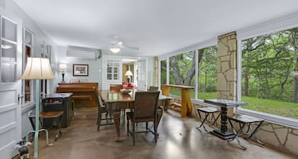 The Creek,The Pool, walking distance to the square it's all here!