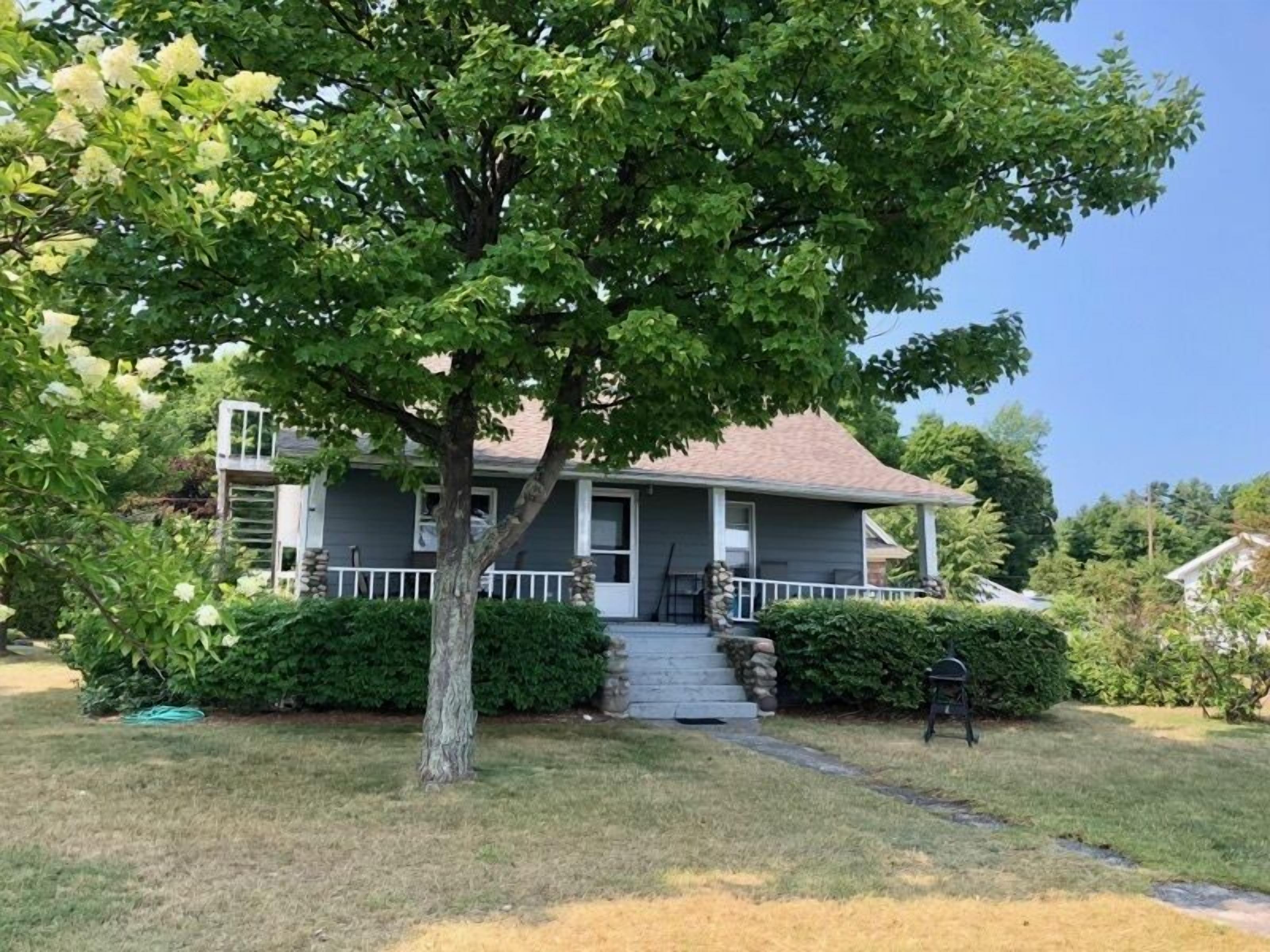 Cottage on the beach in Northport. Sunrise views. Pet considered.