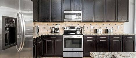 Geladeira, micro-ondas, fogão, cooktop