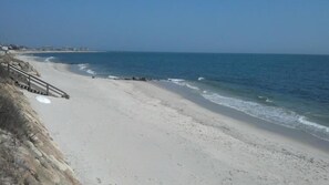 Una spiaggia nelle vicinanze