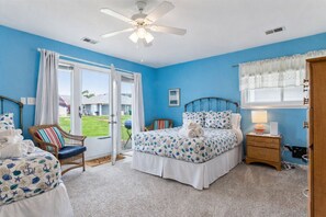 2 bedrooms, desk, free WiFi, bed sheets - Sea Gem - Walk to Beach, Quiet Community, Laundry (Virginia Beach)