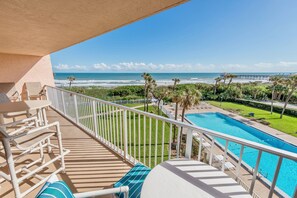 Property grounds - Unbeatable Ocean Views Family Friendly Condo on the Beach by the Pier (Cocoa Beach)