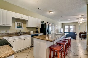 Køleskab, mikrobølgeovn, ovn, kogeplade