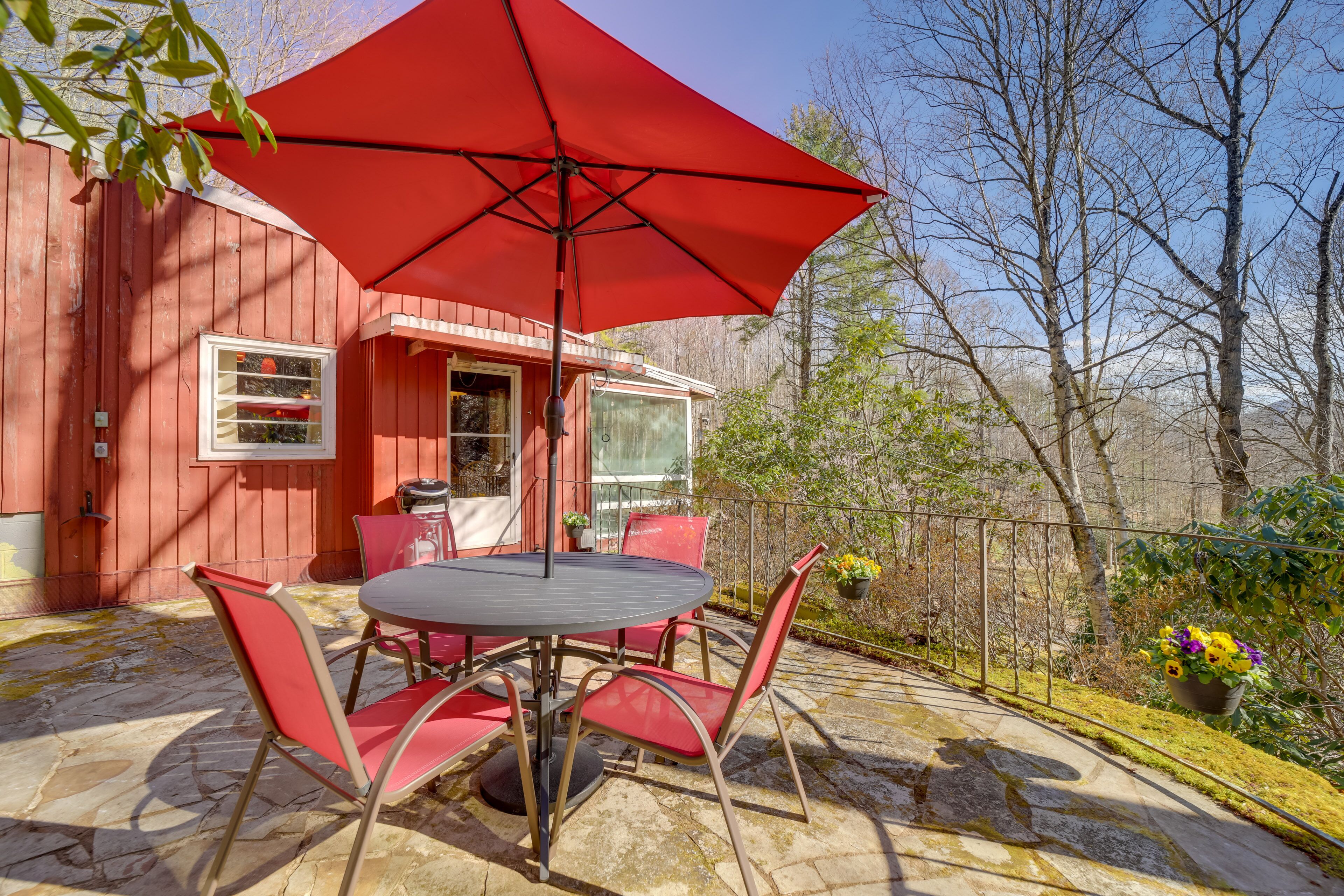 'The Red Loft' Candler Cottage 18 Mi to Asheville!