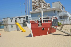 Children's area - Comfortable, cozy 3-bedroom oceanfront condo with free WiFi, a breathtaking ocean view, an indoor and outdoor pool, and more located uptown and mere steps to the beach! (Ocean City)