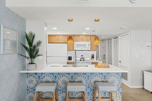 Een koelkast, een microgolfoven, een oven, een kookplaat