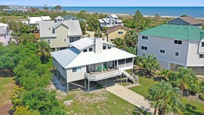 Un quartier résidentiel situé sur la côte, où les maisons sont dotées de balcons et offrent une vue sur la plage.