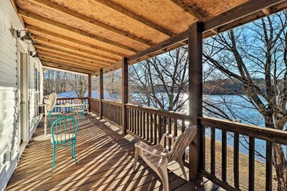 Lakefront Delta Cottage w/ Views, Canoe & Dock!