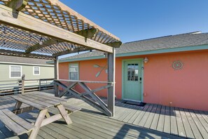 Outdoor dining - Walk to Shore & Restaurants: Surfside Beach Home! (Surfside Beach)