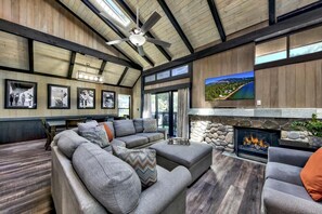 Fernseher, Kamin, DVD-Player