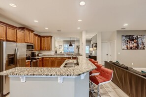 Fridge, microwave, oven, stovetop - Sunset Home with Modern Living at Encore (Kissimmee)