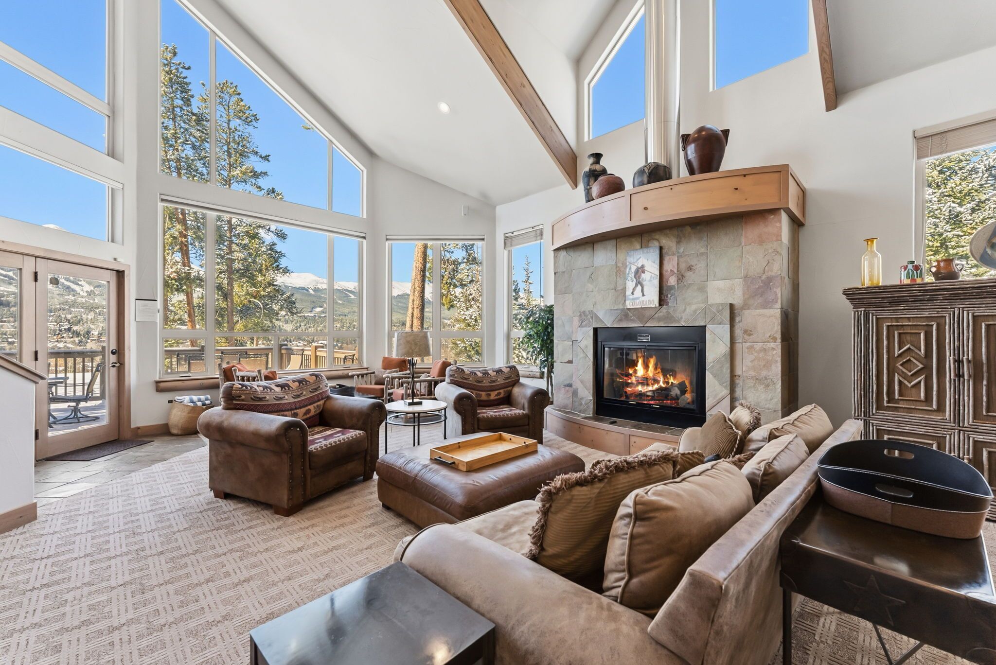 Smart TV, chimenea y futbolito 