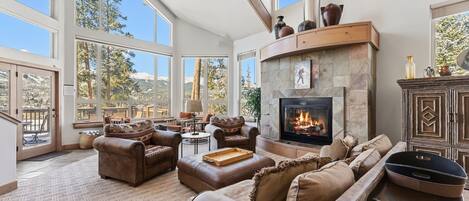 Smart TV, chimenea y futbolito