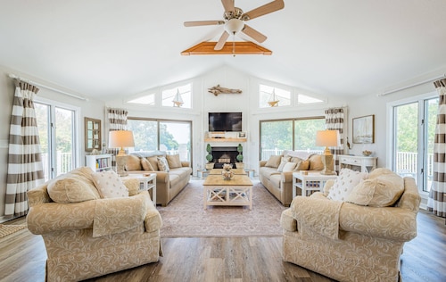 D4001 kuulostaa hyvältä! UUSI Sisustus, Liinavaatteet, Keyless Entry, HOT TUB!