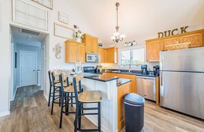 Kjøleskap, mikrobølgeovn, ovn og kokeplater