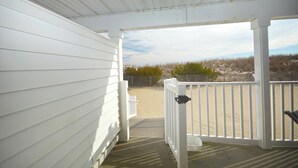 Eine überdachte Veranda mit Blick auf den Strand.