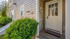 A house with a front porch, a mailbox, and a door with a window. - Historic Sea Captain's Home in Downtown Chatham (Chatham)