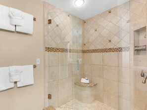 Secadora de cabello, jabón, papel de baño 