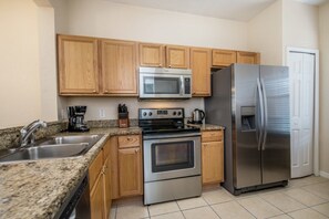 Fridge, microwave, oven, stovetop - The Ultimate Guide to Renting Your 5 Star Villa, Regal Palms Resort, Townhome Orlando 1465 (Davenport)