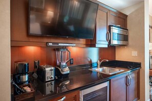 Refrigerador, microondas, parrilla de estufa y cafetera y tetera