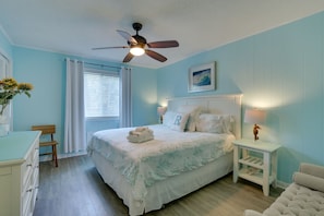 2 bedrooms, iron/ironing board, Internet, bed sheets - Steps to Beach, Coligny Plaza: Hilton Head Condo! (Hilton Head Island)