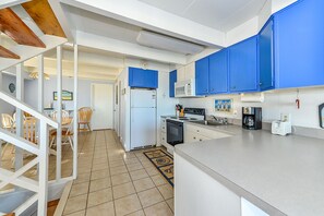 Een koelkast, een magnetron, een oven, een kookplaat