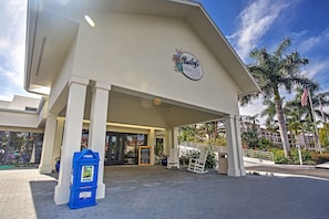 A Bailey's Market Place with a blue mailbox, white columns, and palm trees. - Sanibel Island Studio: Pool Access, Walk to Beach (Sanibel)