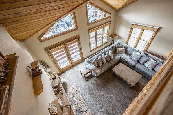 Téléviseur, foyer, lecteur de DVD, chaîne audio