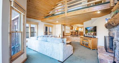 * NIEDRIGE SOMMERPREISE * Aktualisiert 4 Schlafzimmer + Loft w Private Hot Tub & Grill auf Lowell, zu Fuß zum Bus oder Main
