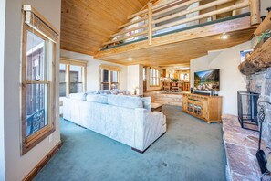 TV, peis, DVD-spiller og stereoanlegg