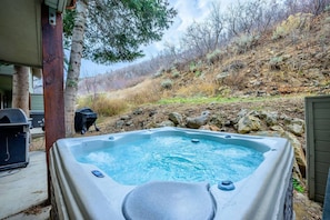 Un jacuzzi en un entorno exterior con un paisaje natural de fondo.