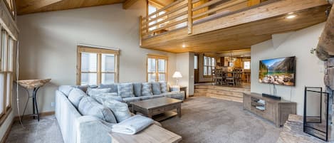 Télévision, cheminée, lecteur de DVD, chaîne hi-fi