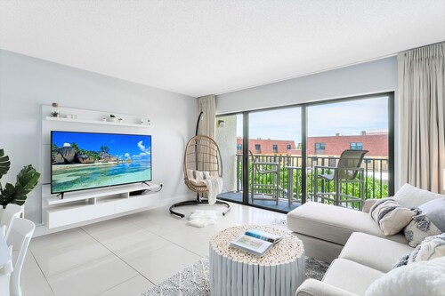 Beside Cocoa Beach Pier Beautiful Remodeled Beachfront Condo with New Kitchen