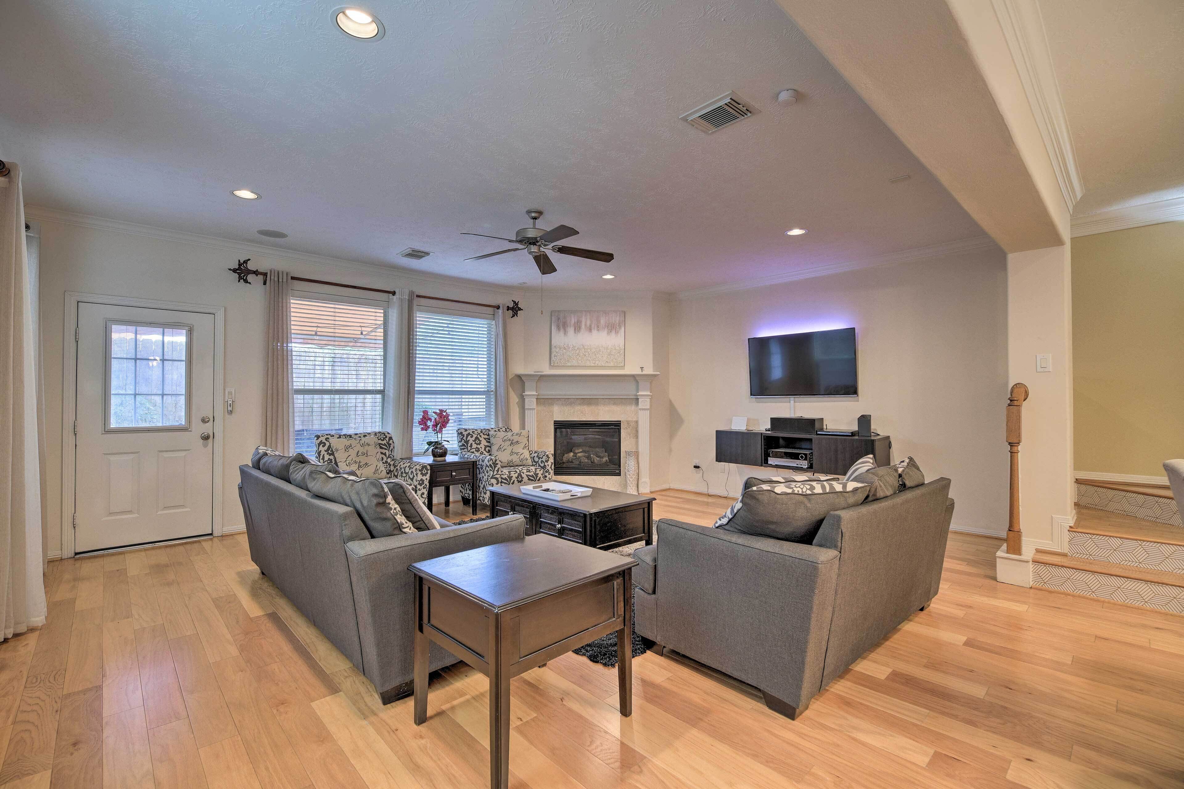 2,500 Sq Ft Townhome - Walk to Central River Oaks!
