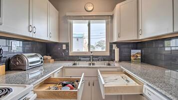 Een koelkast, een microgolfoven, een kookplaat, een vaatwasser