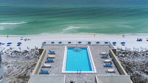 Una piscina con vista a la playa y al océano.