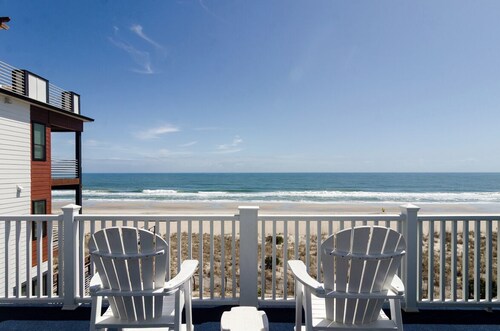 Oceanfront 3 Bedroom Penthouse with a Pool!