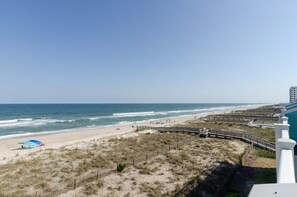 On the beach - Oceanfront 3 Bedroom Penthouse with a Pool! (Carolina Beach)