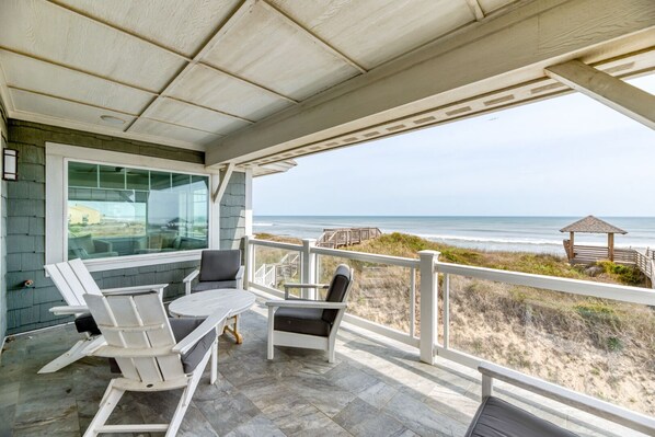 Terrace/patio - Wright Play 8 BR - Pets Stay Free! Bedroom Oceanfront Luxury Home (Nags Head)