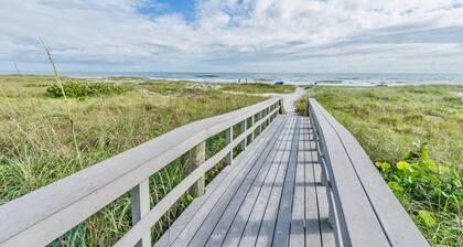 Family Friendly 3 Bedroom Spacious Condo - ON the Beach!