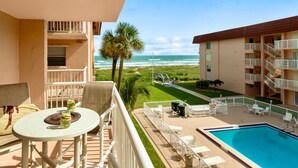Ein Balkon mit Pool, Sitzgelegenheit im Freien und Blick auf das Meer.