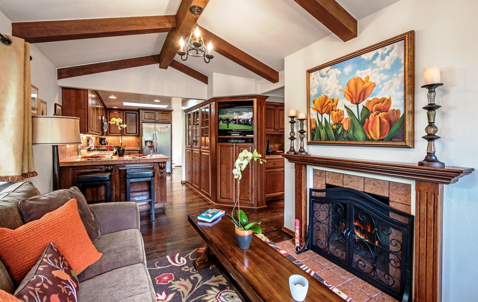 3681 Whispering Waves ~ Artist's Own Home, Walk to Downtown and the Beach!