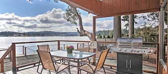 Poulsbo Waterfront House w / foyer sur la baie de la liberté
