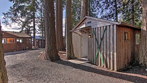 Une cabane rustique avec une façade en bois, une porte et une fenêtre.
