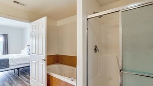 Un baño con bañera, ducha e inodoro.