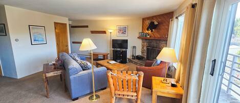 Smart TV, chimenea, reproductor de DVD, estéreo